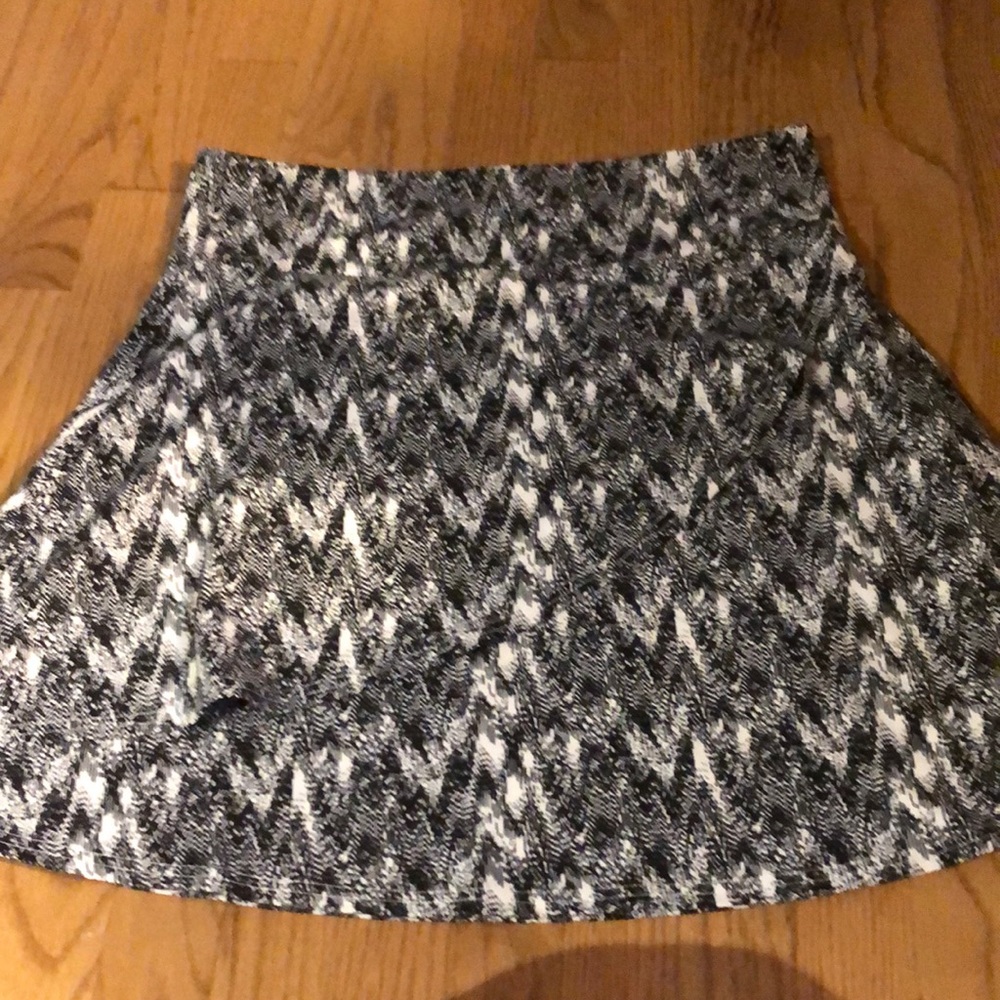 Black and white layered skirt Size L